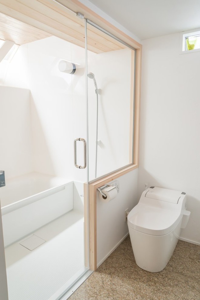 Modernes Badezimmer mit Badewanne in Nische, bodengleicher Dusche, Toilette mit Aufsatzspülkasten und weißer Wandfarbe in Yokohama