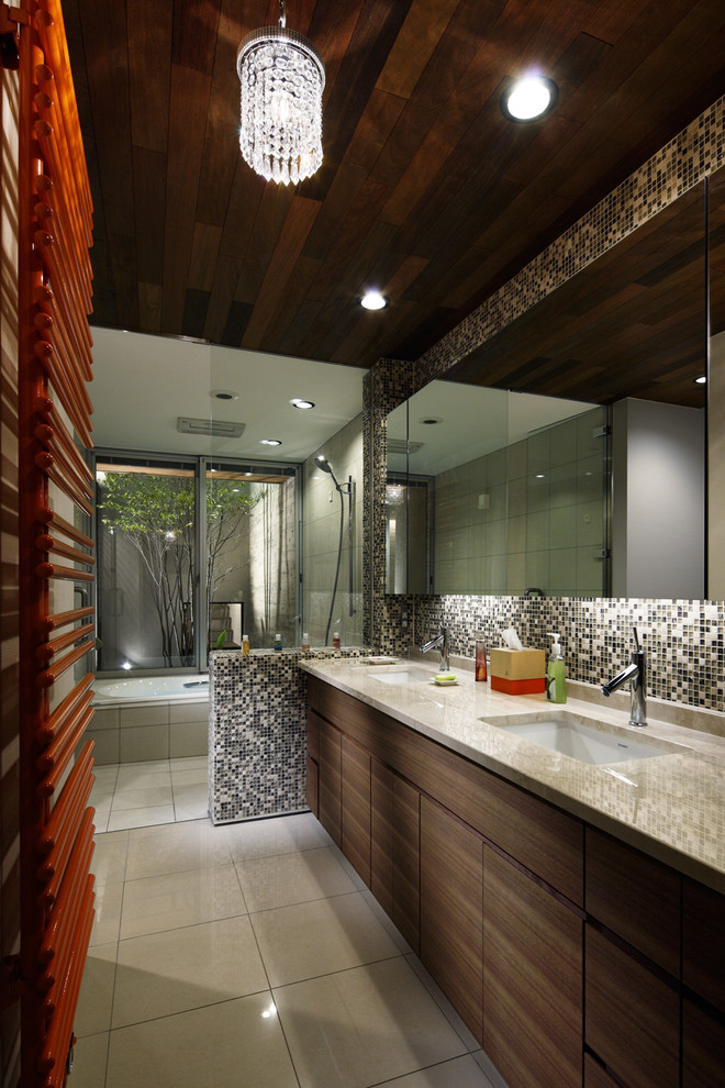 Idee per una stanza da bagno minimal con ante lisce, ante in legno scuro, pareti multicolore, lavabo integrato e pavimento multicolore