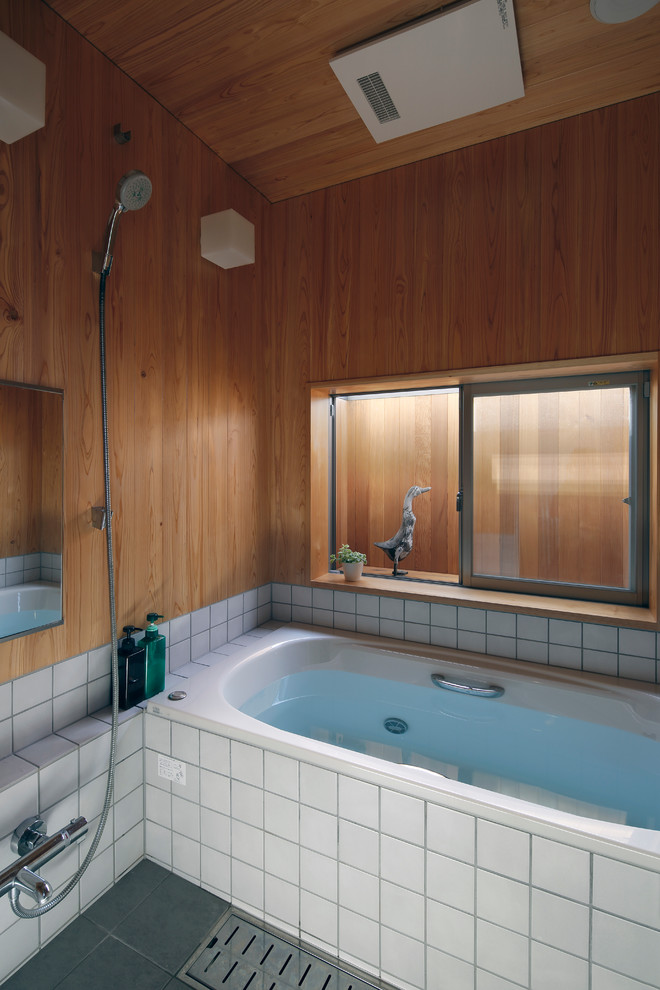 東京都下にあるコンテンポラリースタイルのおしゃれな浴室 (コーナー型浴槽、オープン型シャワー、グレーの床、オープンシャワー) の写真