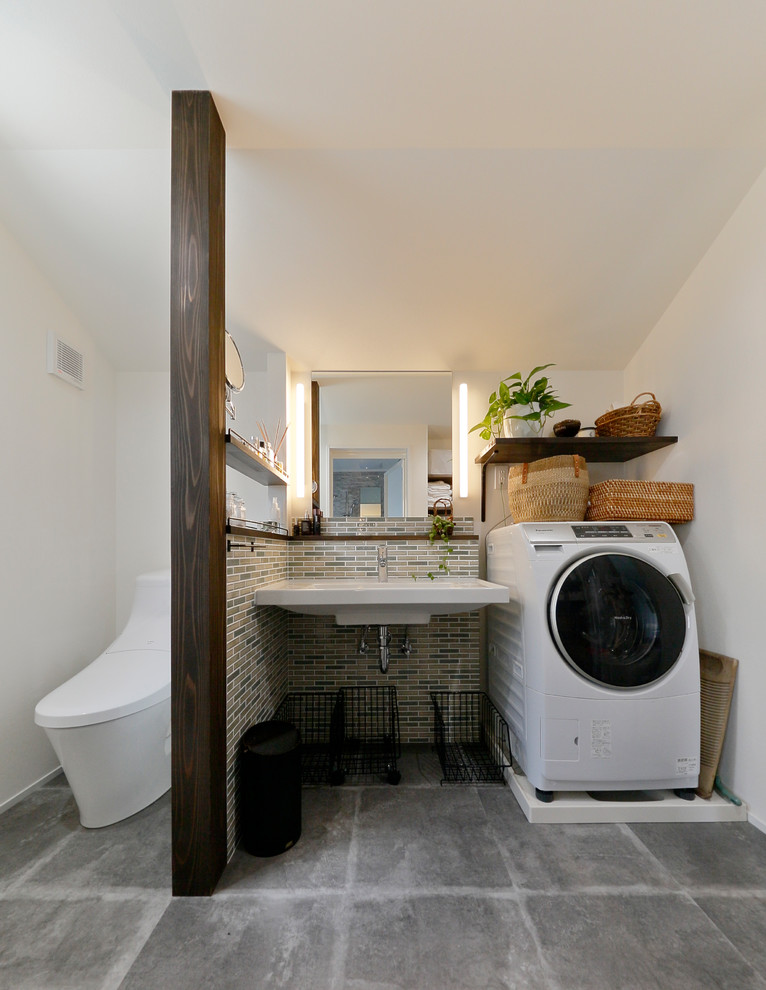 Esempio di una stanza da bagno etnica con pareti bianche, lavabo sospeso e pavimento grigio