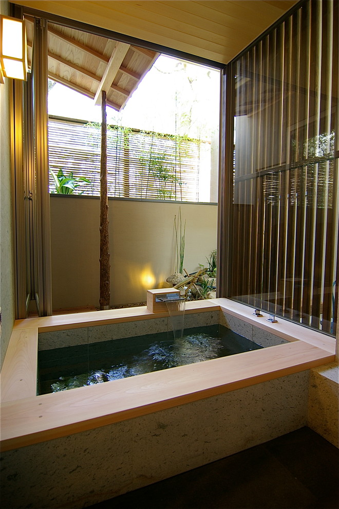 東京23区にある和モダンなおしゃれな檜風呂 (コーナー型浴槽) の写真