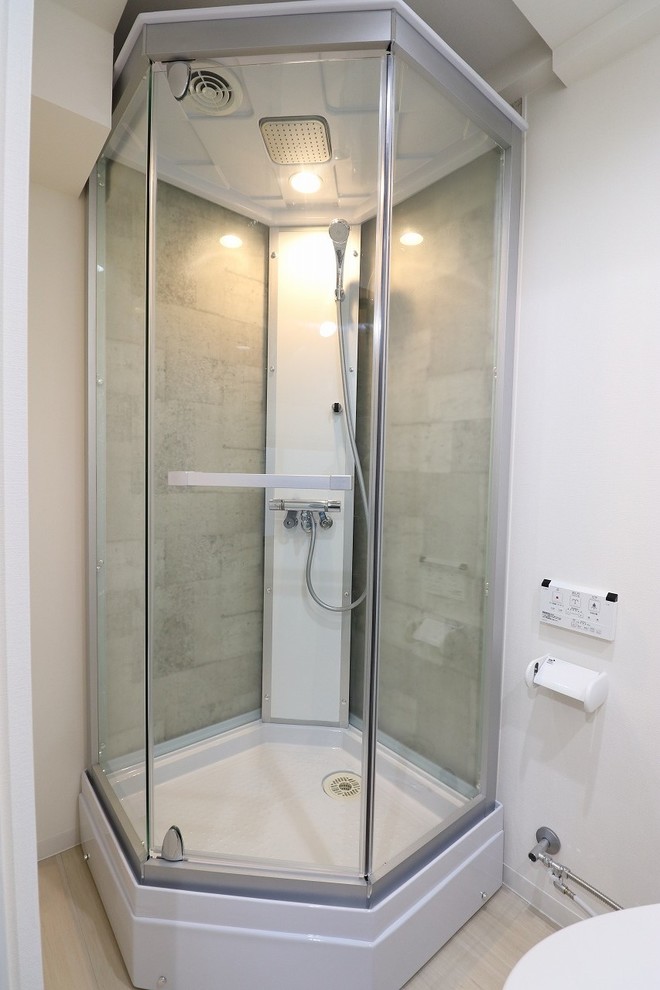 東京23区にある小さなインダストリアルスタイルのおしゃれなバスルーム (浴槽なし) (ダブルシャワー、開き戸のシャワー) の写真