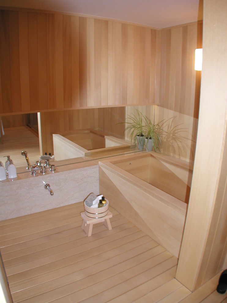 Asiatisches Badezimmer mit japanischer Badewanne in Sonstige