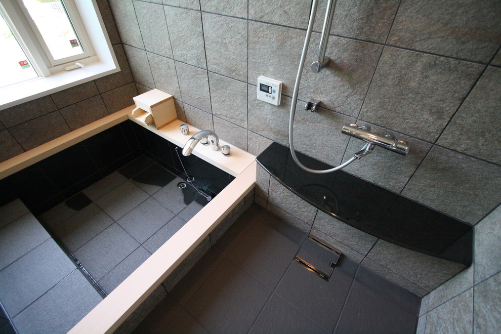 На фото: ванная комната в восточном стиле с японской ванной