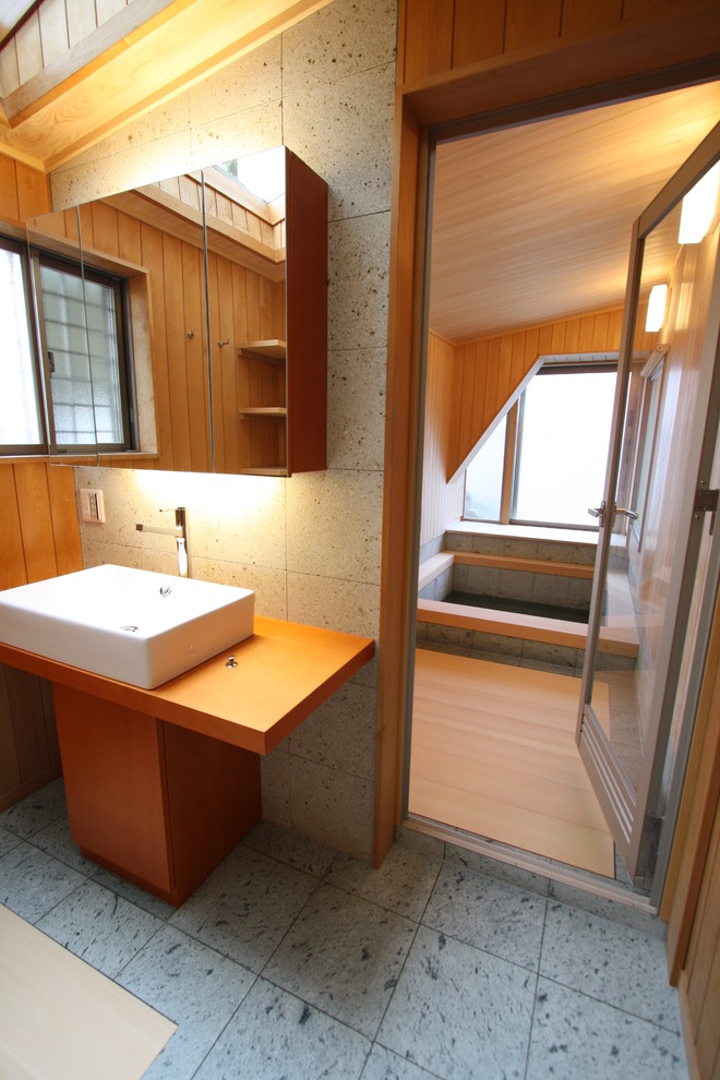 Cette image montre une salle de bain asiatique avec un bain japonais.