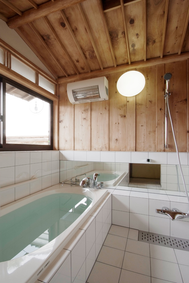 Asiatisches Badezimmer mit Eckbadewanne, offener Dusche, bunten Wänden, weißem Boden, offener Dusche und Holzwänden in Sonstige