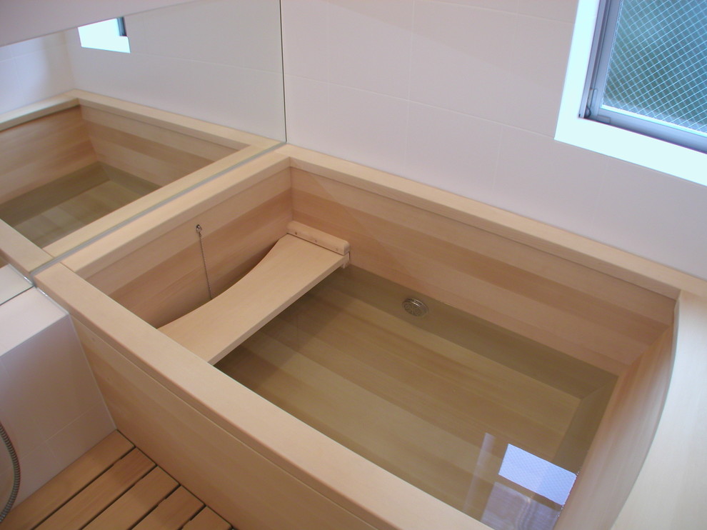 Aménagement d'une salle de bain asiatique avec un bain japonais.