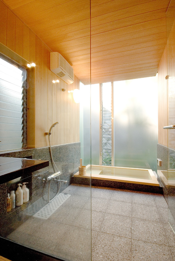 他の地域にある中くらいな和風のおしゃれな浴室 (和式浴槽、アルコーブ型シャワー、板張り天井) の写真