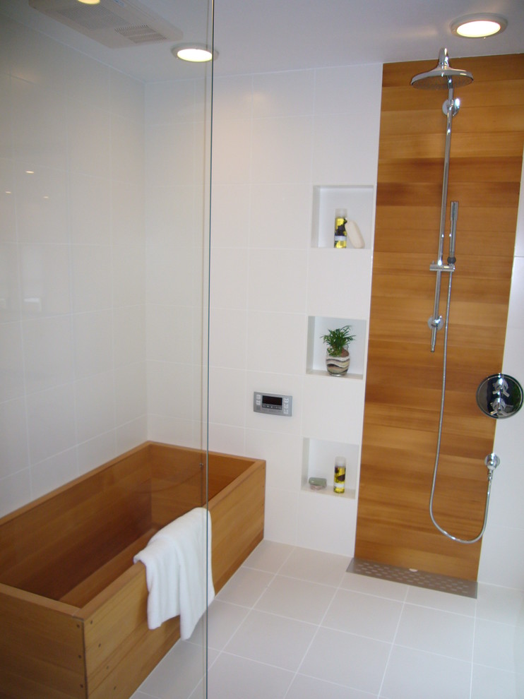Foto de cuarto de baño asiático con bañera japonesa
