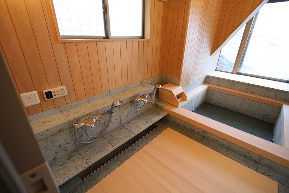 Imagen de cuarto de baño asiático con ducha doble y bañera japonesa