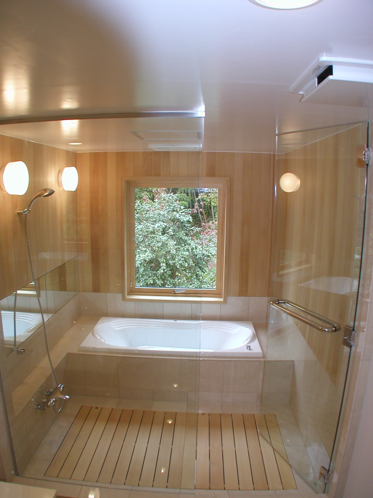 На фото: ванная комната в восточном стиле с бежевыми стенами и деревянными стенами с