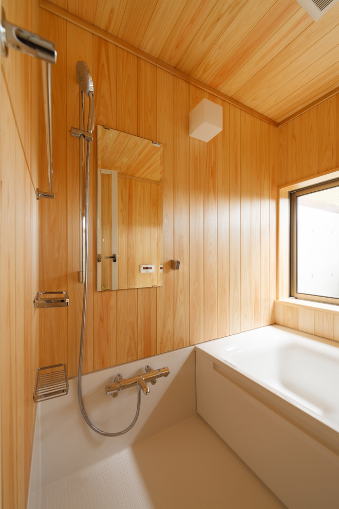 他の地域にある和風のおしゃれな浴室 (茶色い壁、白い床) の写真