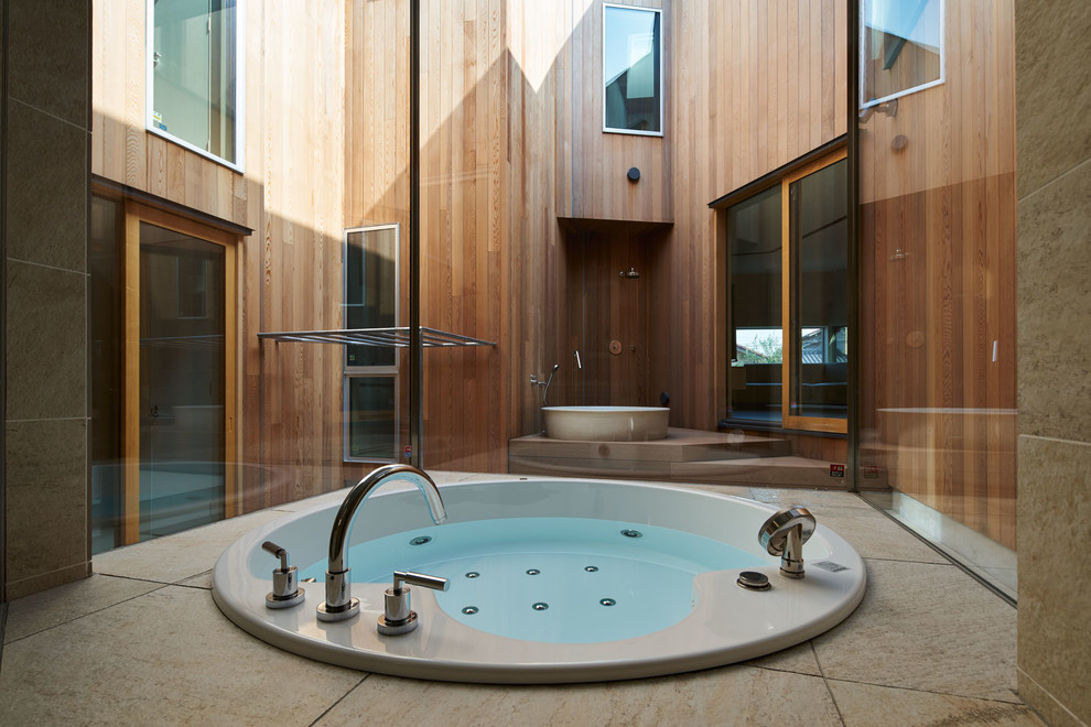 Пример оригинального дизайна: большая главная ванная комната в восточном стиле с гидромассажной ванной, открытым душем, бежевой плиткой, плиткой из известняка и открытым душем