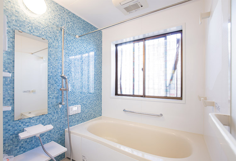 На фото: главная ванная комната в средиземноморском стиле с ванной в нише, душевой комнатой, разноцветными стенами, белым полом, душем с распашными дверями и панелями на части стены с