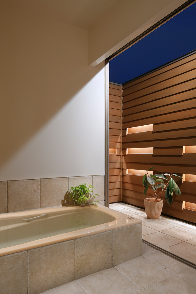 Стильный дизайн: главная ванная комната в восточном стиле с гидромассажной ванной, бежевой плиткой, белыми стенами, полом из керамогранита, бежевым полом и терракотовой плиткой - последний тренд
