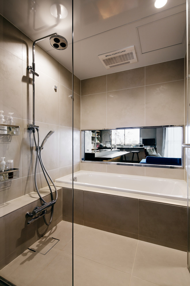 Retro Badezimmer En Suite mit offener Dusche, beiger Wandfarbe, beigem Boden, Einbaubadewanne, beigen Fliesen, Porzellanfliesen, Porzellan-Bodenfliesen und Falttür-Duschabtrennung in Tokio