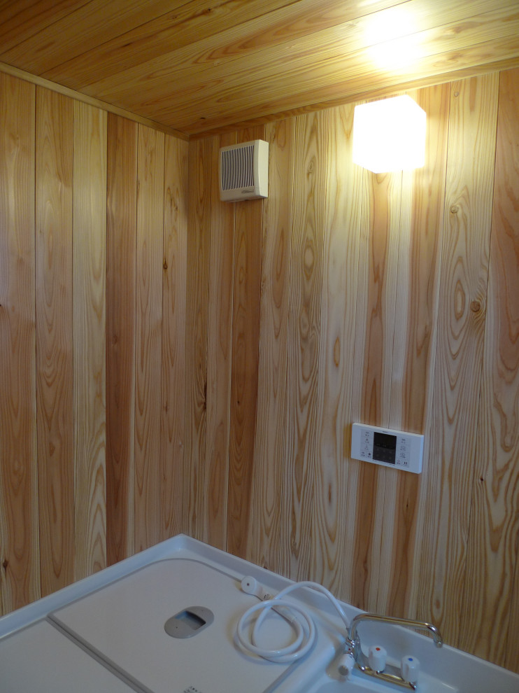 Foto på ett litet funkis vit badrum, med luckor med profilerade fronter, vita skåp, en dusch/badkar-kombination, en toalettstol med hel cisternkåpa, vita väggar, ljust trägolv, bänkskiva i akrylsten och beiget golv