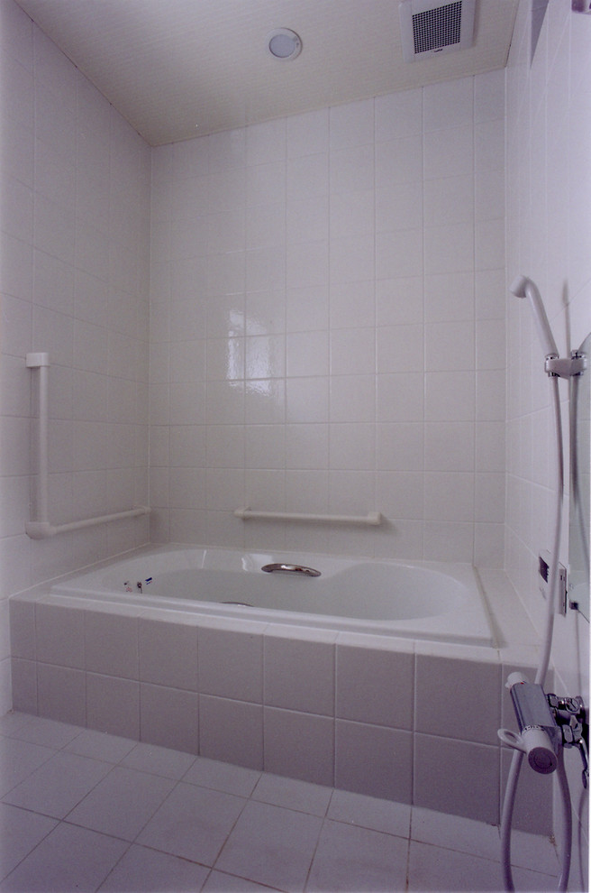 他の地域にある北欧スタイルのおしゃれな浴室の写真