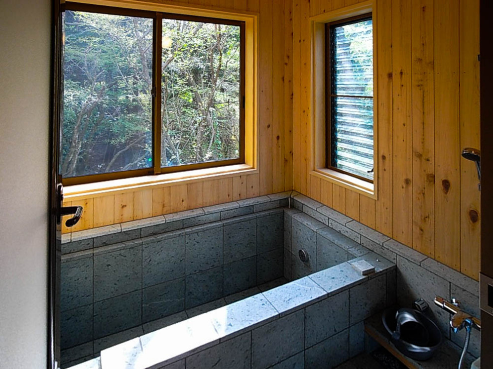 Свежая идея для дизайна: маленькая главная ванная комната в восточном стиле с гидромассажной ванной, бежевыми стенами, синим полом, открытым душем, душевой комнатой, черно-белой плиткой, каменной плиткой и полом из галечной плитки для на участке и в саду - отличное фото интерьера