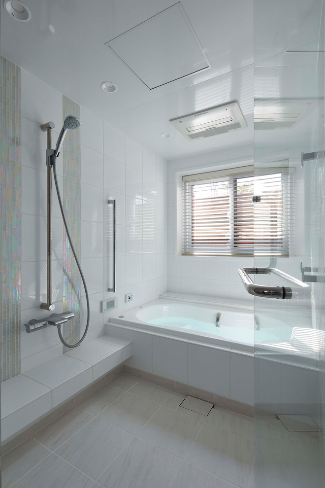 Esempio di una stanza da bagno minimalista con doccia aperta, pareti bianche, pavimento beige e doccia aperta