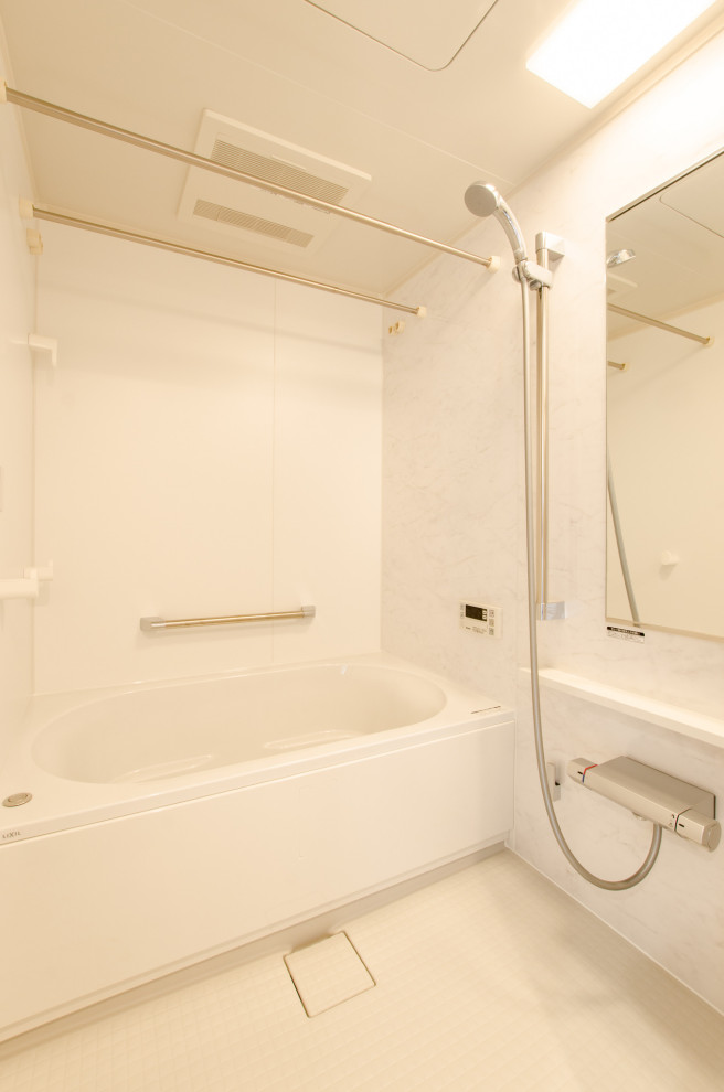 Bild på ett litet funkis vit vitt en-suite badrum, med ett fristående badkar, våtrum, vita väggar, beiget golv och med dusch som är öppen