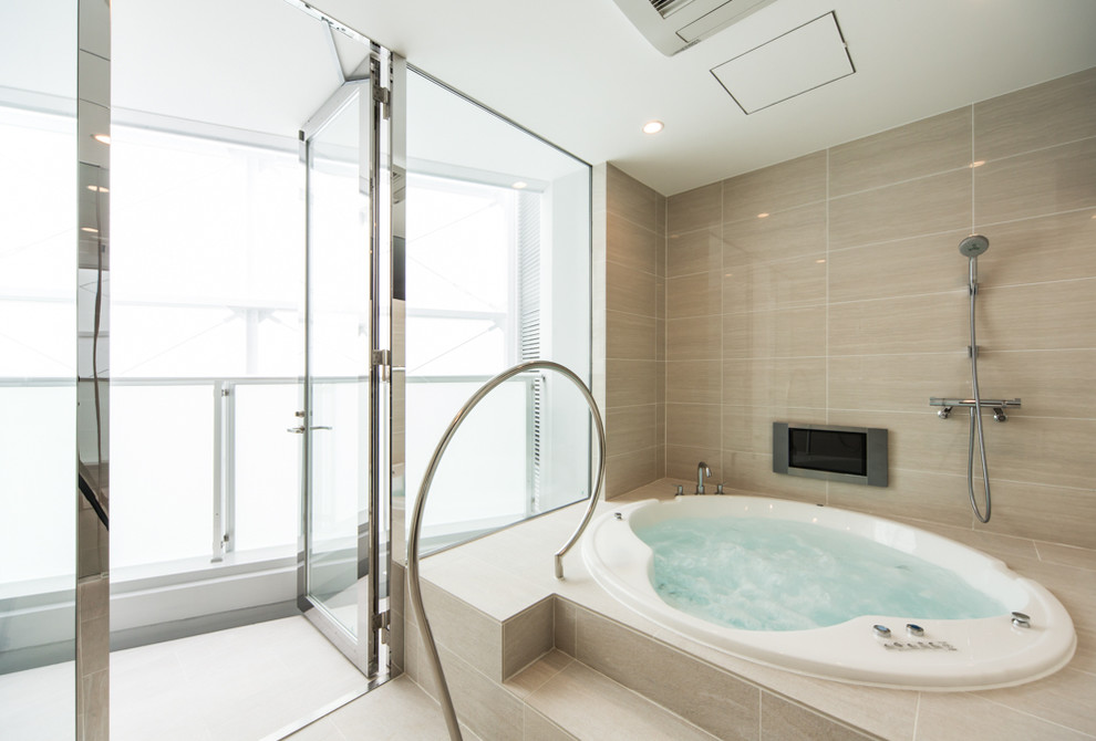 Foto de cuarto de baño principal contemporáneo con jacuzzi, baldosas y/o azulejos beige y paredes beige