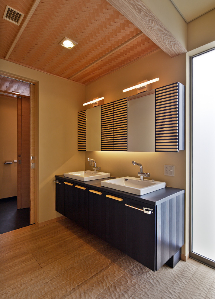 Свежая идея для дизайна: ванная комната в современном стиле с бежевыми стенами, плоскими фасадами и настольной раковиной - отличное фото интерьера