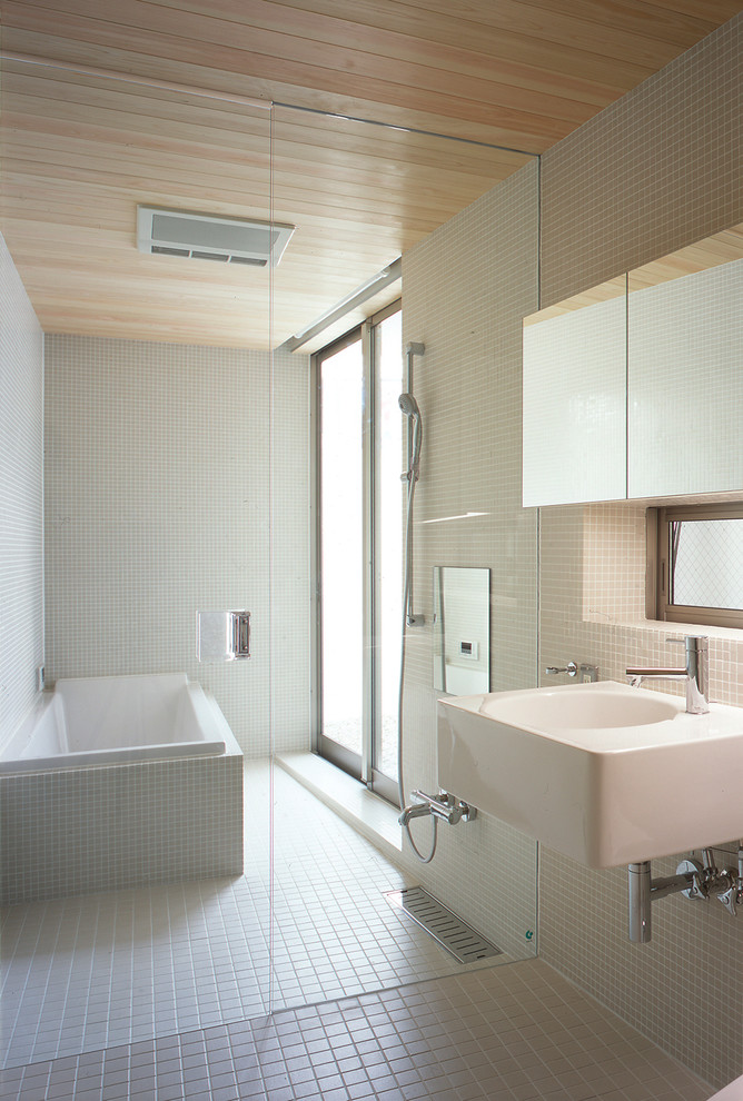 東京23区にあるモダンスタイルのおしゃれな浴室 (コーナー型浴槽、オープン型シャワー、白いタイル、白い壁、壁付け型シンク、白い床、オープンシャワー) の写真