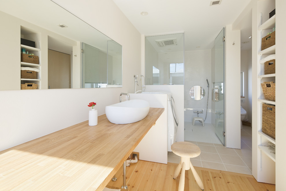 Modelo de cuarto de baño nórdico de tamaño medio con armarios abiertos, puertas de armario blancas, paredes blancas y suelo de madera clara
