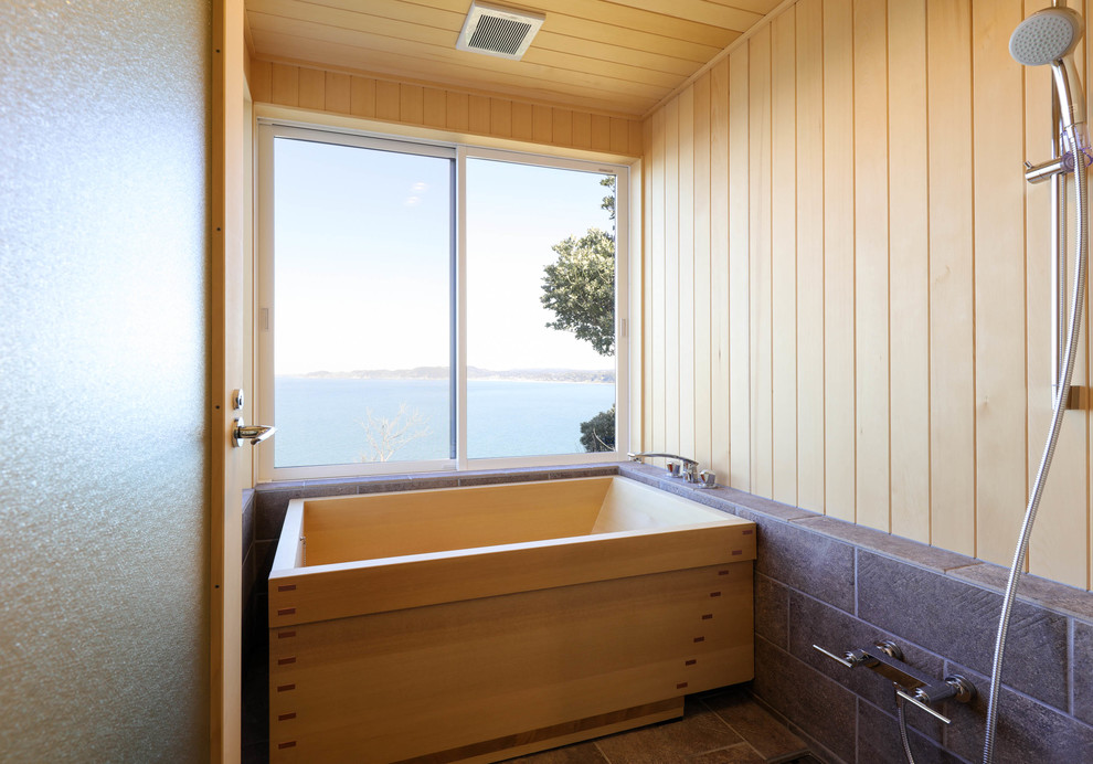 他の地域にある小さな和風のおしゃれなマスターバスルーム (置き型浴槽、グレーのタイル、ベージュの壁) の写真