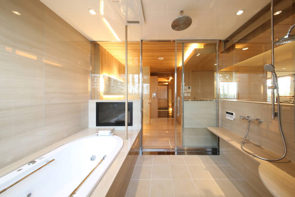 東京都下にあるコンテンポラリースタイルのおしゃれなマスターバスルーム (コーナー型浴槽、オープン型シャワー、ベージュの壁、ベージュの床、ベージュのキャビネット、セラミックタイルの床) の写真