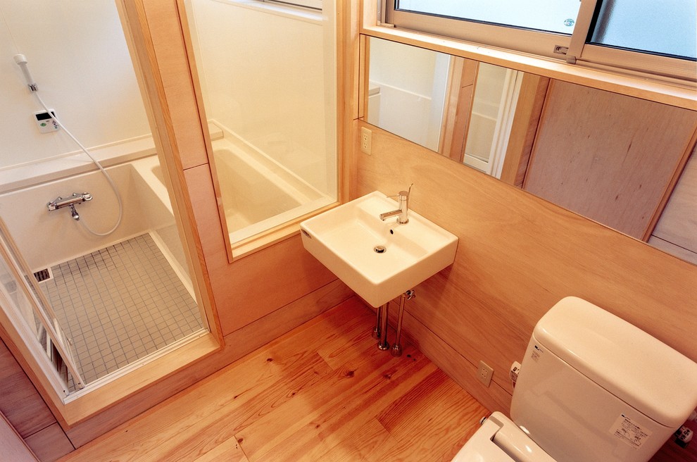 Пример оригинального дизайна: маленькая главная ванная комната в современном стиле с японской ванной, душевой комнатой, унитазом-моноблоком, коричневыми стенами, паркетным полом среднего тона, подвесной раковиной и коричневым полом для на участке и в саду