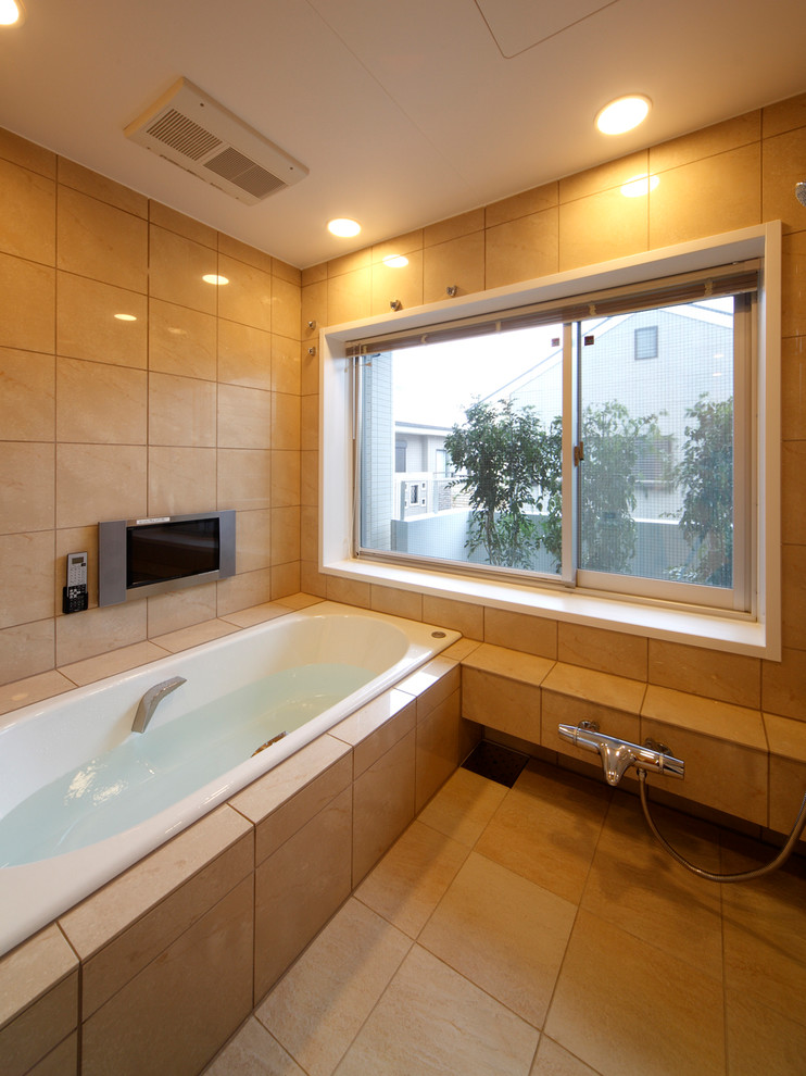 Aménagement d'une salle de bain moderne avec une baignoire d'angle, une douche ouverte, un mur beige, un sol beige et aucune cabine.