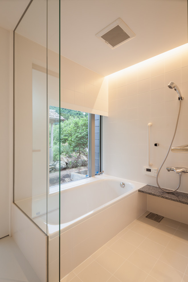 他の地域にある中くらいなモダンスタイルのおしゃれな浴室 (白いタイル) の写真