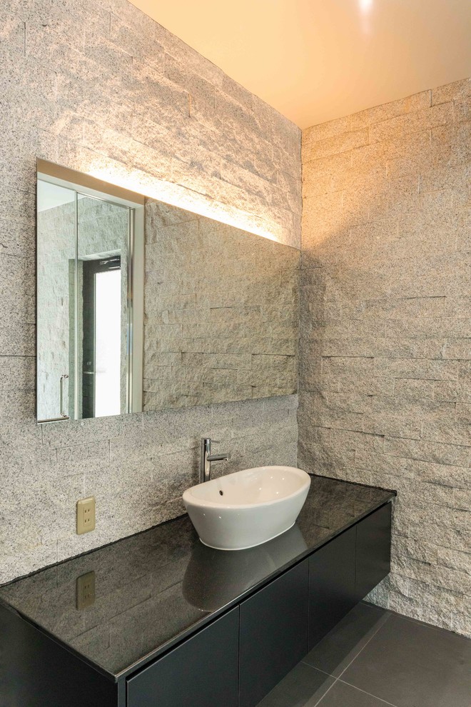 Idéer för att renovera ett funkis badrum, med släta luckor, svarta skåp, ett fristående handfat och grått golv