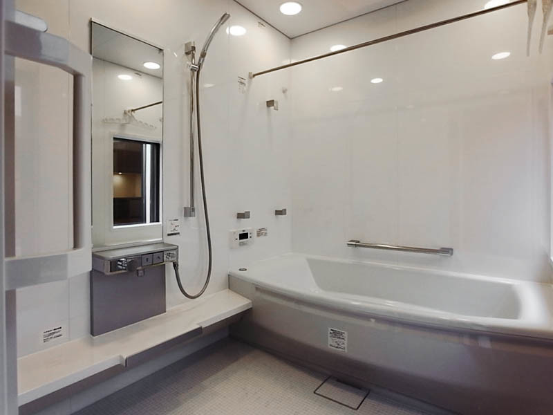 На фото: большая главная ванная комната в современном стиле с душевой комнатой, белой плиткой, белыми стенами, белым полом и белой столешницей с