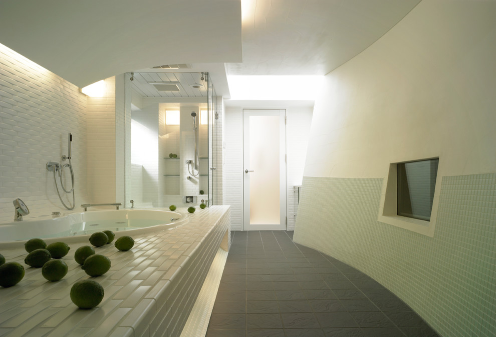Bild på ett mycket stort funkis en-suite badrum, med en jacuzzi, en hörndusch, vita väggar, klinkergolv i keramik, svart golv, dusch med gångjärnsdörr och porslinskakel