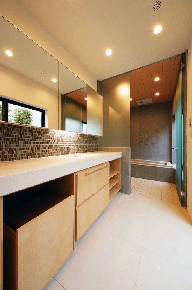 Diseño de cuarto de baño asiático con paredes blancas y suelo beige