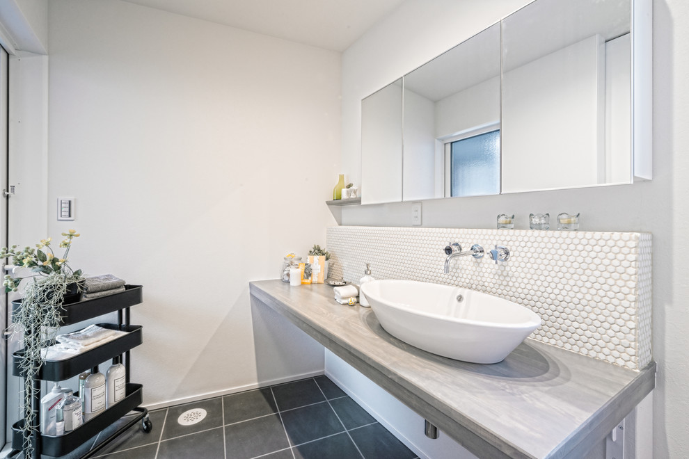 他の地域にあるインダストリアルスタイルのおしゃれな浴室 (白い壁、ベッセル式洗面器、グレーの床) の写真