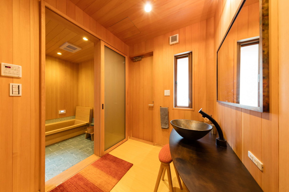 大阪にあるアジアンスタイルのおしゃれな浴室の写真