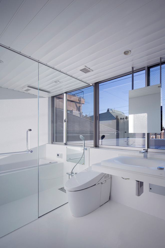 Modern inredning av ett en-suite badrum, med öppna hyllor
