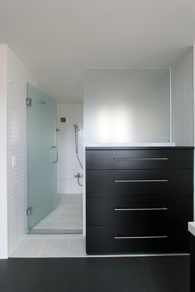 Ispirazione per una stanza da bagno padronale minimalista con ante lisce, ante nere, piastrelle bianche e piastrelle in gres porcellanato