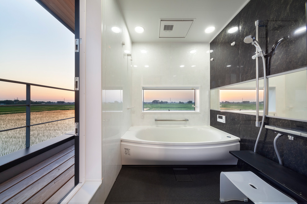 Idee per una piccola stanza da bagno minimalista con pavimento nero, vasca da incasso, doccia aperta, pareti multicolore e doccia aperta