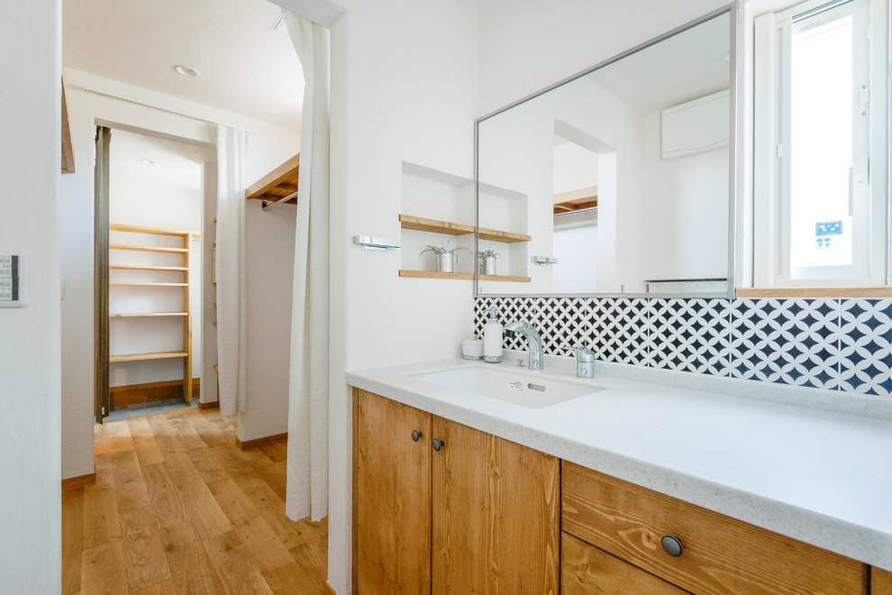 На фото: ванная комната в восточном стиле с белыми стенами с