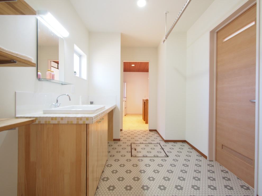 Foto di una stanza da bagno costiera con pareti bianche e pavimento multicolore