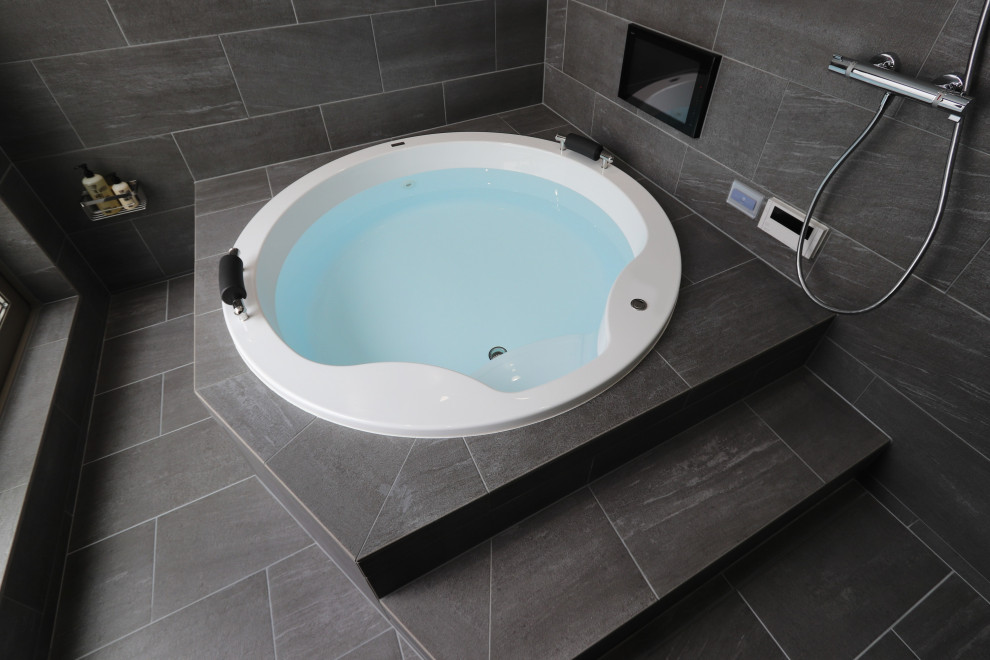 Inspiration för moderna badrum, med en jacuzzi, porslinskakel, grå väggar, klinkergolv i porslin och grått golv
