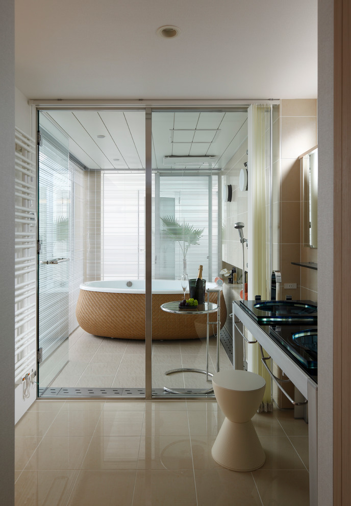 Идея дизайна: главная ванная комната в современном стиле с отдельно стоящей ванной, бежевой плиткой, бежевыми стенами, душем над ванной и накладной раковиной