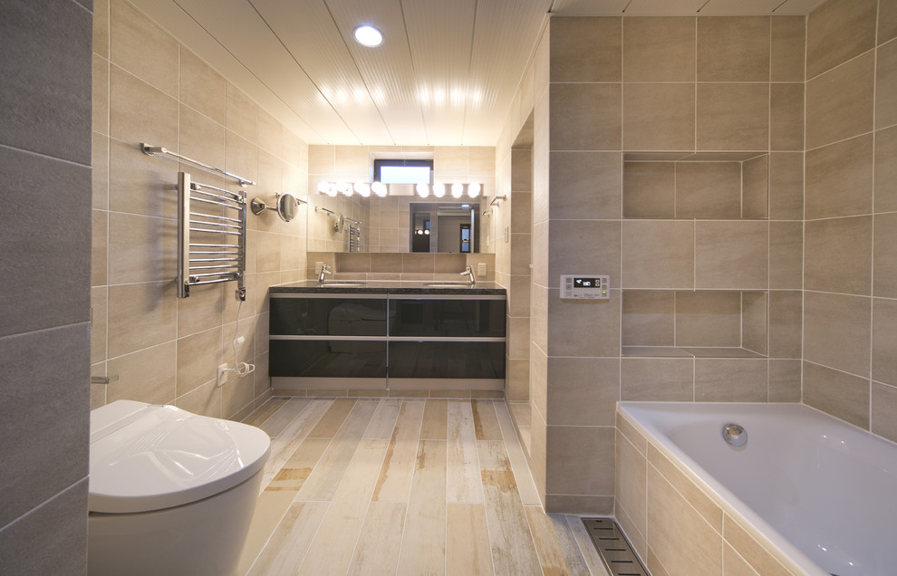 На фото: ванная комната в стиле модернизм с бежевым полом