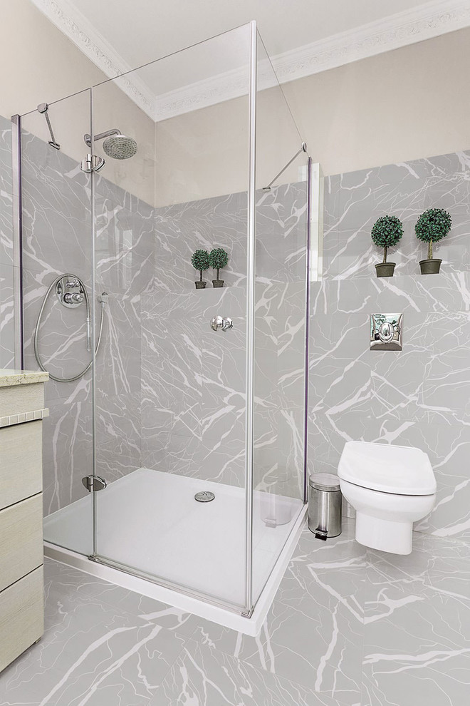 Diseño de cuarto de baño contemporáneo con baldosas y/o azulejos blancas y negros, baldosas y/o azulejos de cerámica y suelo de baldosas de cerámica