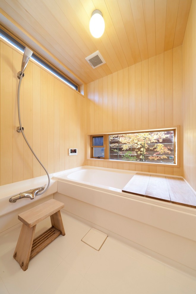 Modelo de cuarto de baño de estilo zen con paredes marrones y suelo blanco